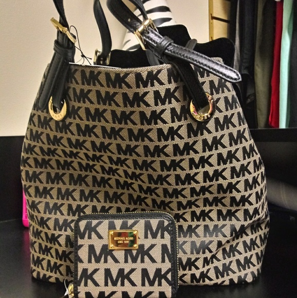 MICHAEL Michael Kors Handbags - 🆕Michael Kors Grab Bag & Wallet Set